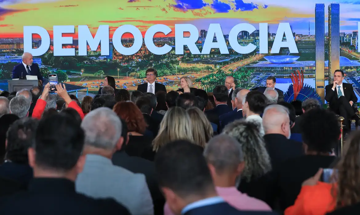 Com desfalques, ato de defesa da democracia relembra ataques de 8 de janeiro