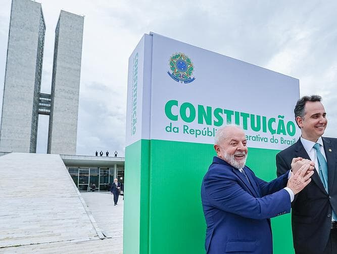 Dois anos após atos golpistas, Brasília terá abraço pela democracia e relógio restaurado