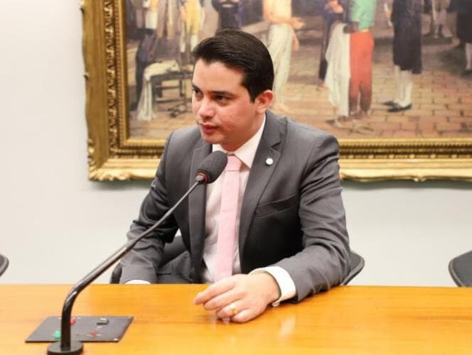 Prefeito é impedido de assumir no Ceará e ligações com o deputado Júnior Mano agravam suspeitas