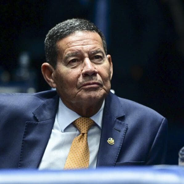 Hamilton Mourão, ex-vice de Bolsonaro, é o mais oposicionista do Senado