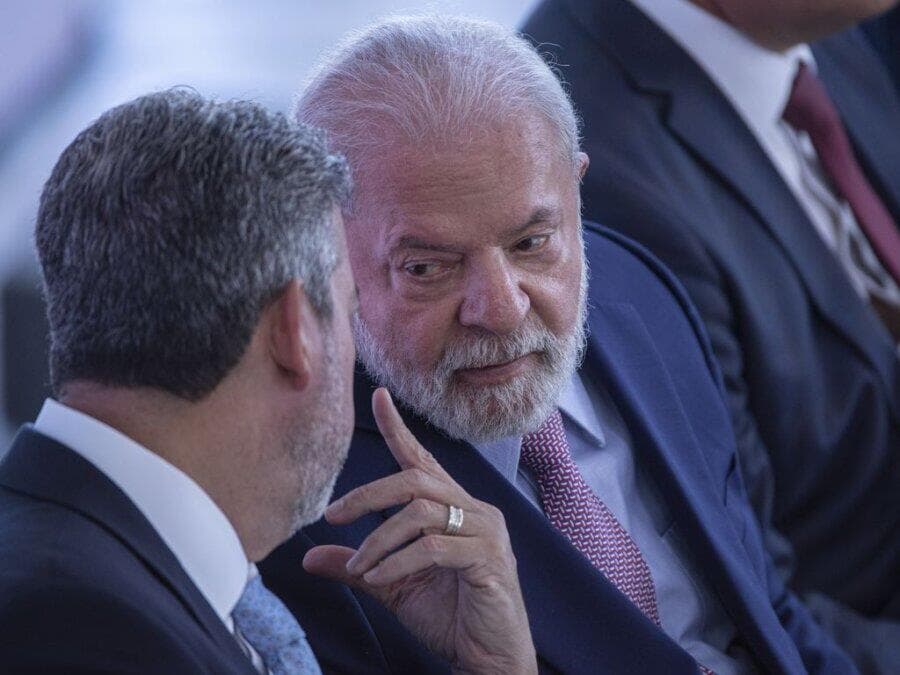 Lira visita Lula no Alvorada antes de discutir emendas com líderes da Câmara