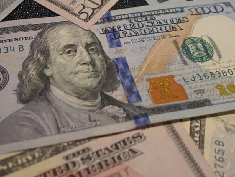 Dólar sobe no início do recesso e fecha segunda-feira a R$ 6,19