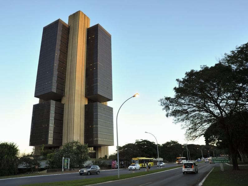 Banco Central acelera alta nos juros e sobe Selic em um ponto, para 12,5% ao ano