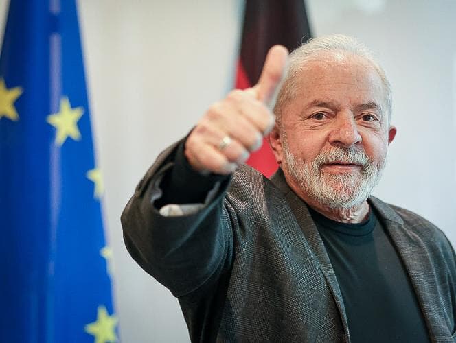 Lula está "lúcido, orientado e conversando", diz novo boletim médico