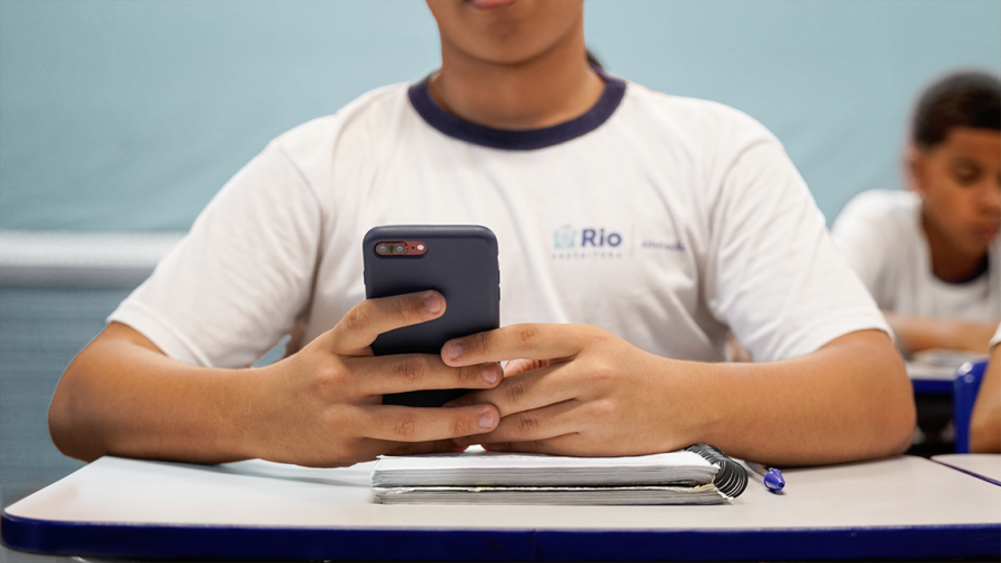 Com direita dividida, CCJ aprova proibição de uso de celular em escolas