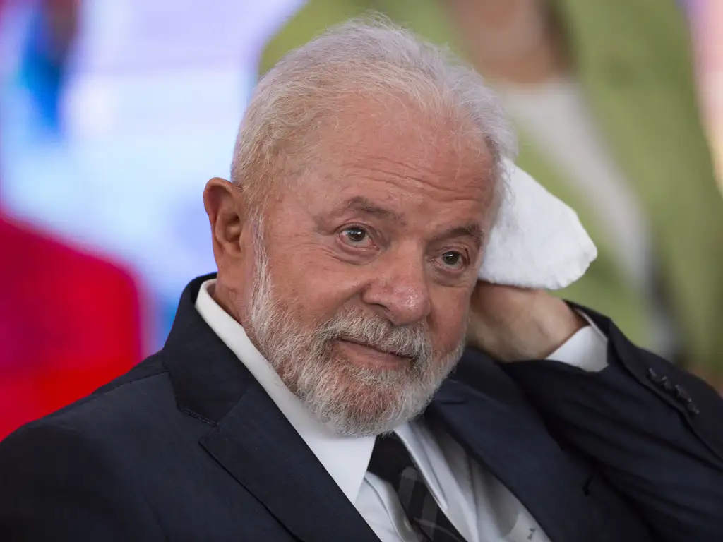 Lula sofre hemorragia cerebral e passa por cirurgia de emergência