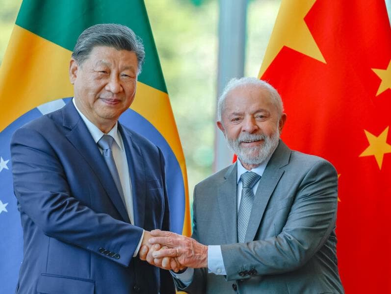 Lula e Xi Jinping anunciam parcerias entre países em programas de Estado