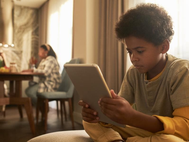 Proibição de celular para criança em escola avança na Câmara