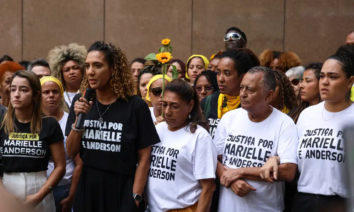 Primeiro dia de julgamento do caso Marielle é marcado por protestos e presença da família