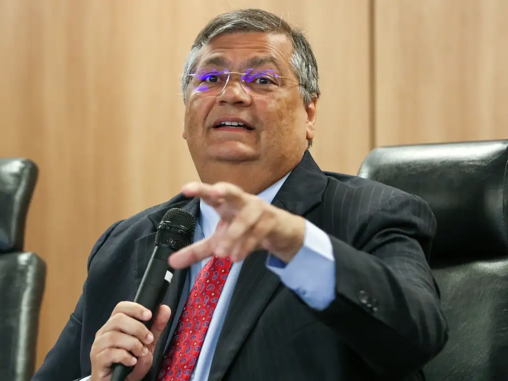 Após reunião com poderes, Dino mantém suspensão de emendas de comissão