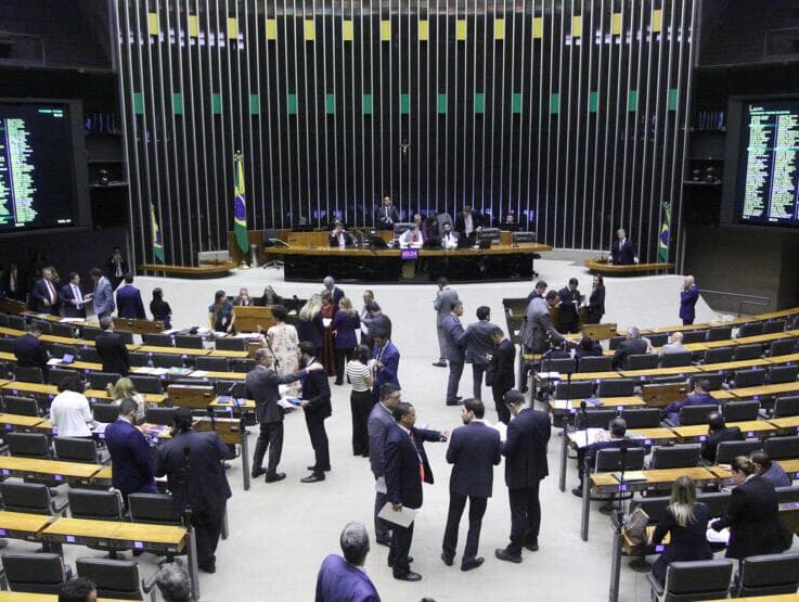 Câmara retoma votação do pacote fiscal; acompanhe