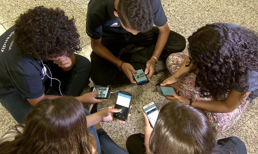 Como fica o uso de celular na escola agora?