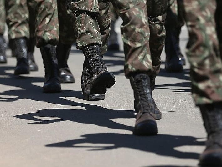 73% dos brasileiros apoiam idade mínima para aposentadoria militar, diz Datafolha