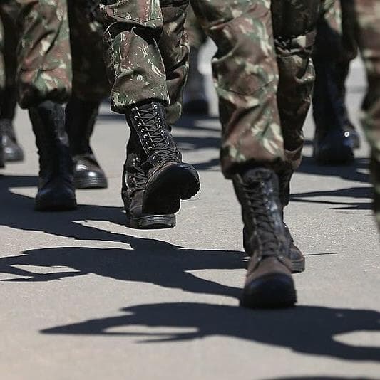 73% dos brasileiros apoiam idade mínima para aposentadoria militar, diz Datafolha