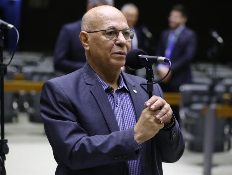 "Nunca fiz isso", diz deputado suspeito de manter relações íntimas com adolescente