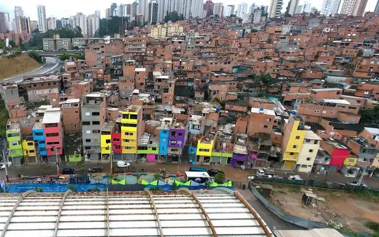 Dobra o número de favelas no Brasil em 12 anos; saiba quais são as 20 maiores