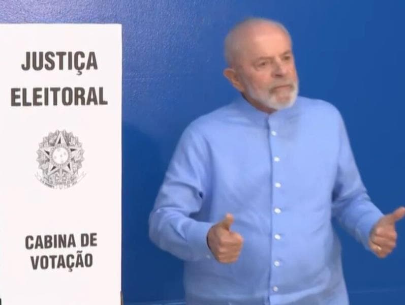 Lula defende a democracia, após votar em São Bernardo