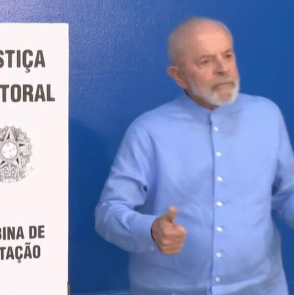 Lula defende a democracia, após votar em São Bernardo