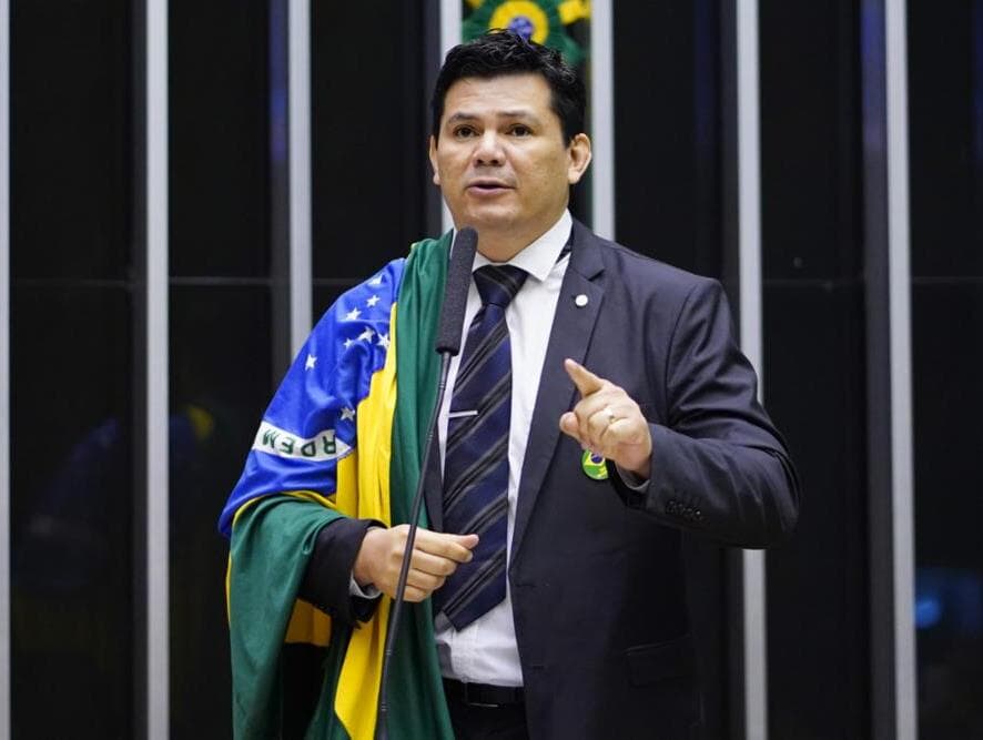 PGR denuncia deputado Gilvan da Federal por chamar Lula de "ladrão"