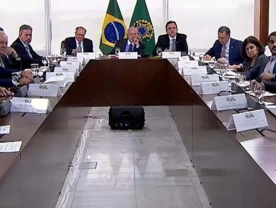 Lula discute estratégia contra queimadas com Pacheco, Lira e Barroso