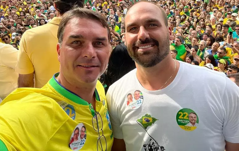 Para criminalistas, Eduardo e Flávio dão tiro no pé em estratégia de defesa de Bolsonaro