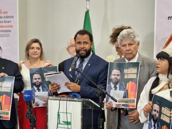 Psol lança Pastor Henrique Vieira como candidato à presidência da Câmara