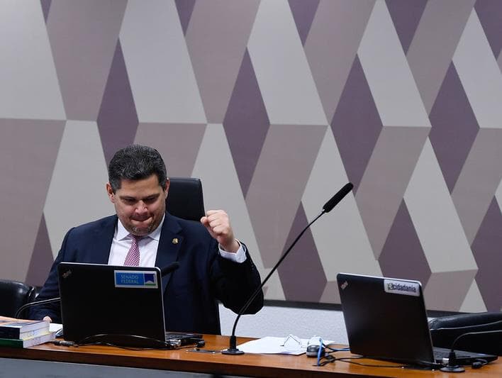 Anistia para partidos políticos avança na CCJ e vai a plenário no Senado