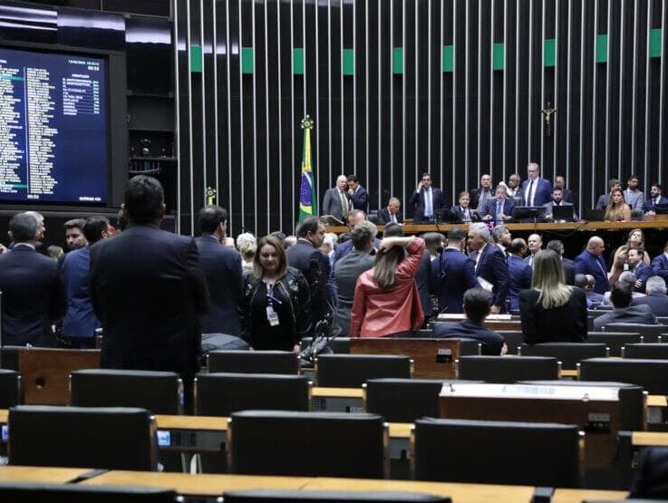 Câmara faz "esforço concentrado" por votações; Senado analisa PEC da Anistia