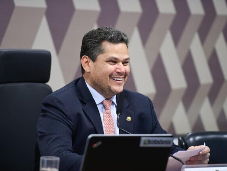 CCJ pode votar novos critérios para prisão preventiva; projeto de Dino é relatado por Moro