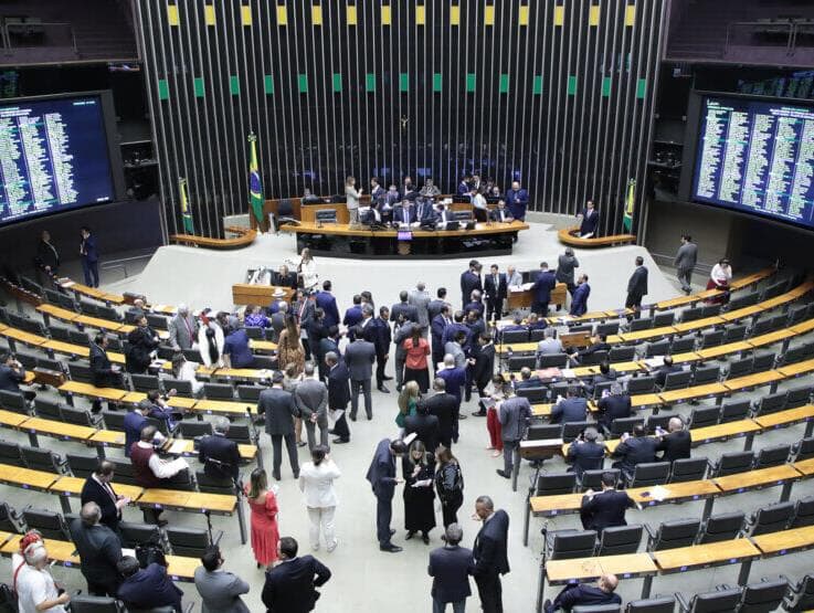 Onze deputados do PL contrariam bancada e votam a favor da reforma