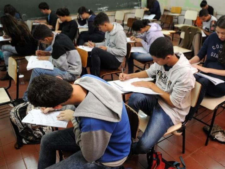 Câmara aprova novo ensino médio sem espanhol e com menos horas para ensino técnico