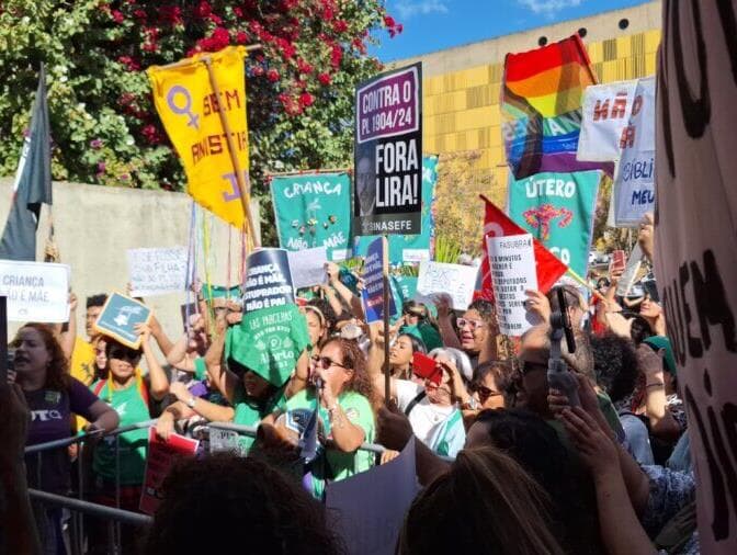 Movimentos protestam na Câmara contra PL do Estupro. Veja imagens