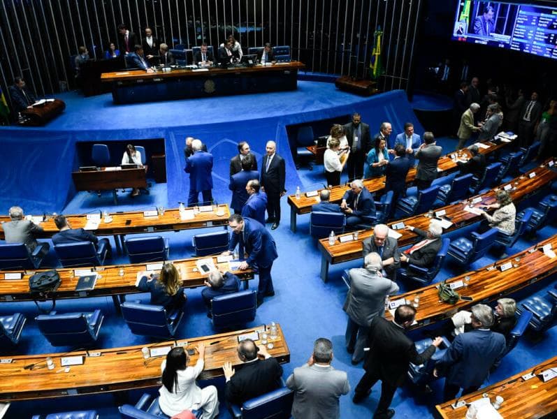 Senado aprova reajuste de salário para servidores federais