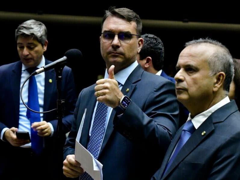 Congresso mantém veto de Bolsonaro e descarta fake news eleitoral como crime