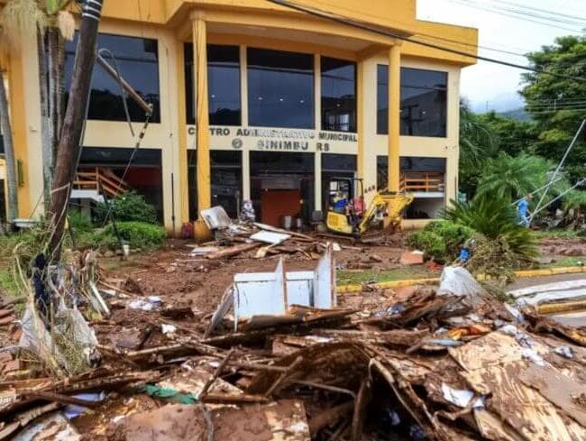 RS vai receber verba federal para recuperar estradas, retomar aulas e reconstruir casas, anuncia Lula