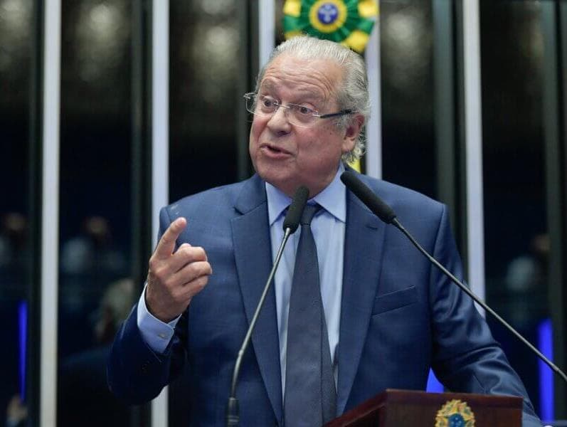 Depois de 19 anos, José Dirceu retorna ao Congresso e discursa pela democracia