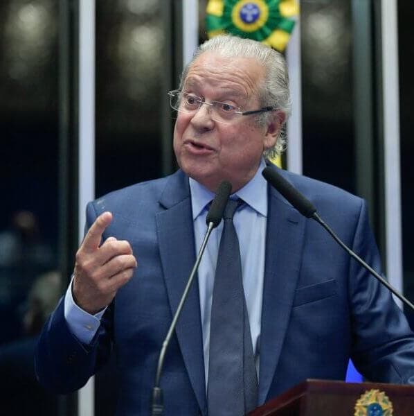 Depois de 19 anos, José Dirceu retorna ao Congresso e discursa pela democracia