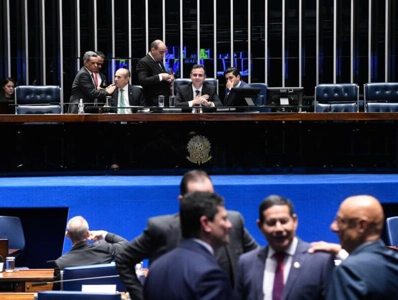 Rejeição popular sobre fim da reeleição não afeta tramitação da PEC no Senado