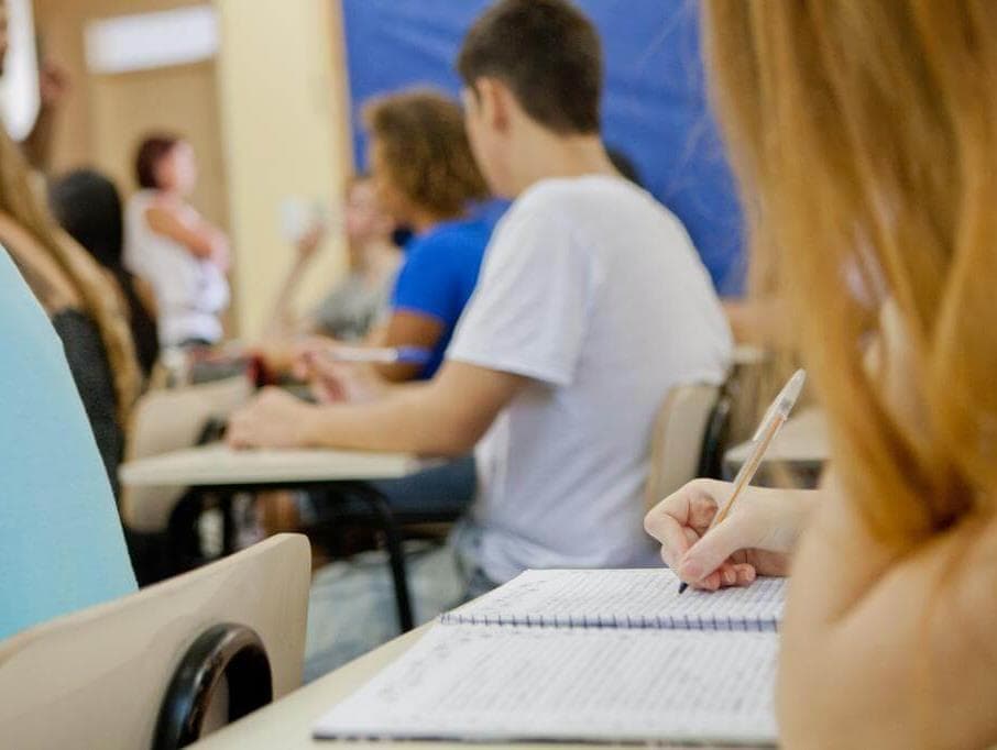 "Pé de Meia" vai pagar R$ 2 mil por ano para estudantes permanecerem no ensino médio