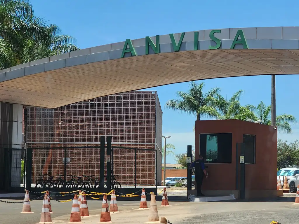 Servidores fazem protesto no aniversário de 25 anos da Anvisa