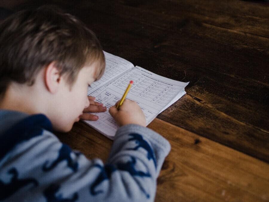 Revisões e melhorias nas avaliações podem fortalecer a base da educação no Brasil