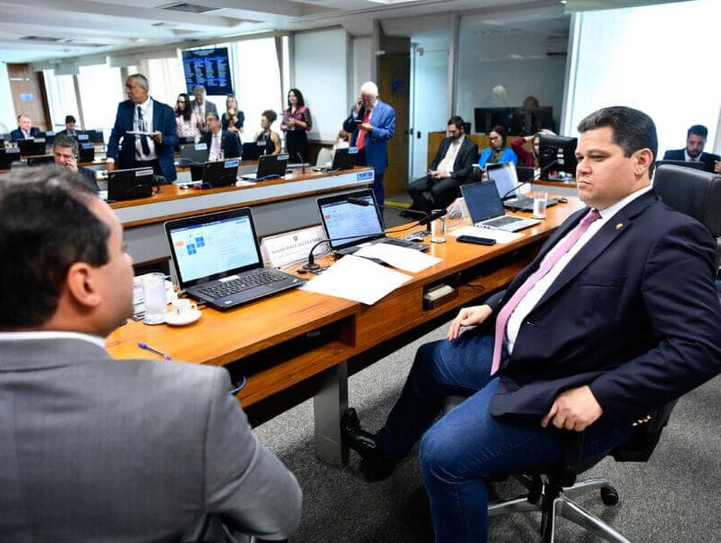 Pauta econômica, Dino e CPI dominam as atenções do Congresso na reta final do ano