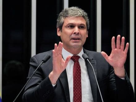 Manutenção da meta fiscal zero é "erro político" do governo, avalia Lindbergh