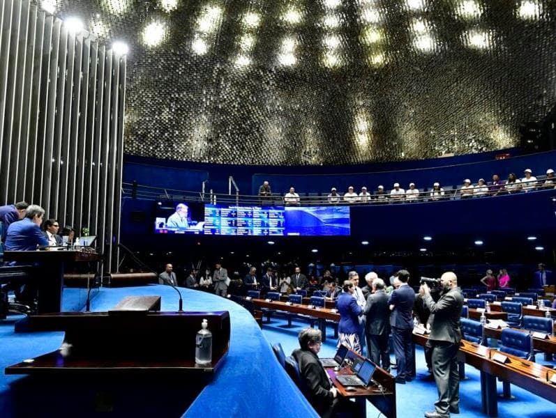 Senado dispensa novas sessões e marca votação da tributária na quarta-feira