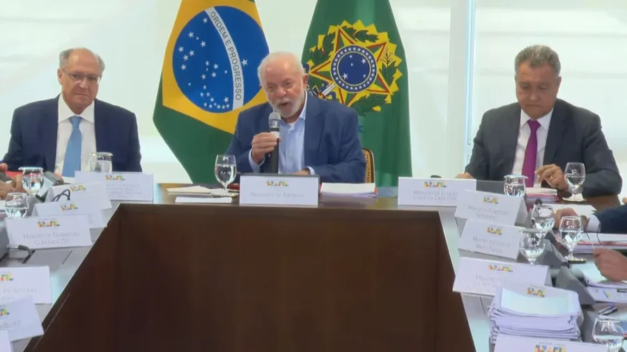 Lula afirma que dinheiro bom é aquele investido em obra