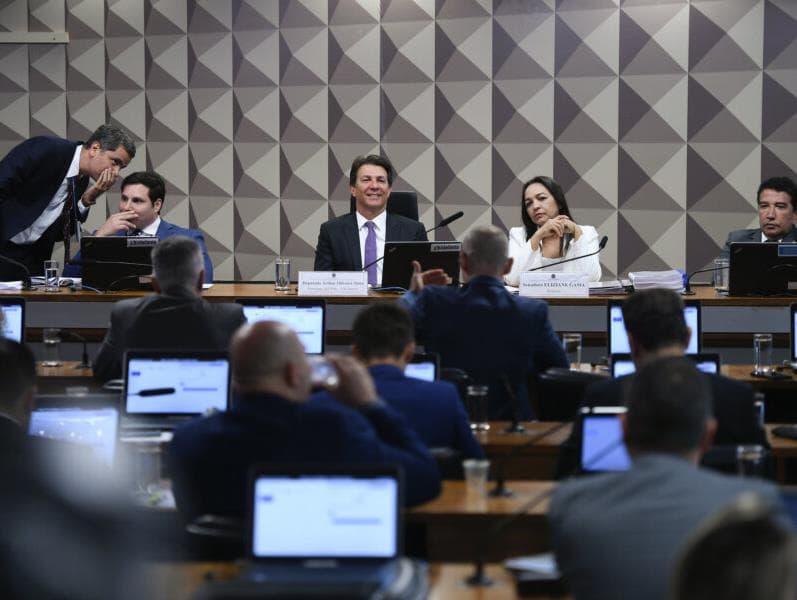 Veja como votou cada senador e cada deputado no relatório da CPMI