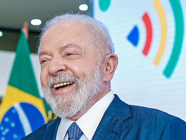 Lula recebe alta e deixa hospital em Brasília