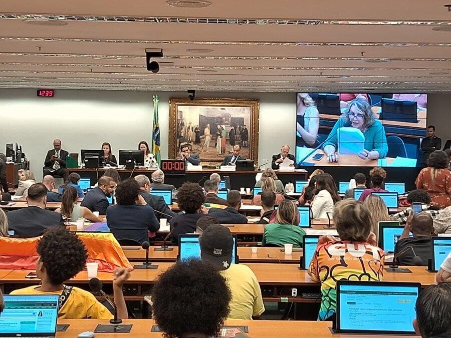 Deputados buscam anular projeto que impede união homoafetiva