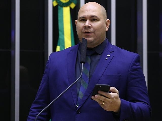 Presidente da CPMI dos Atos Golpistas expulsa deputado Abílio Brunini