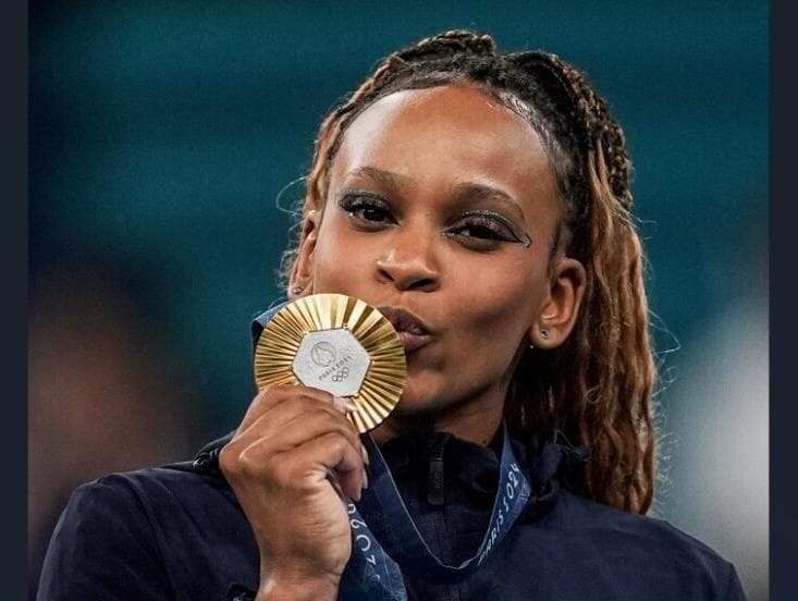 Rebeca Andrade conquista segundo ouro do Brasil e se torna maior medalhista olímpica do país